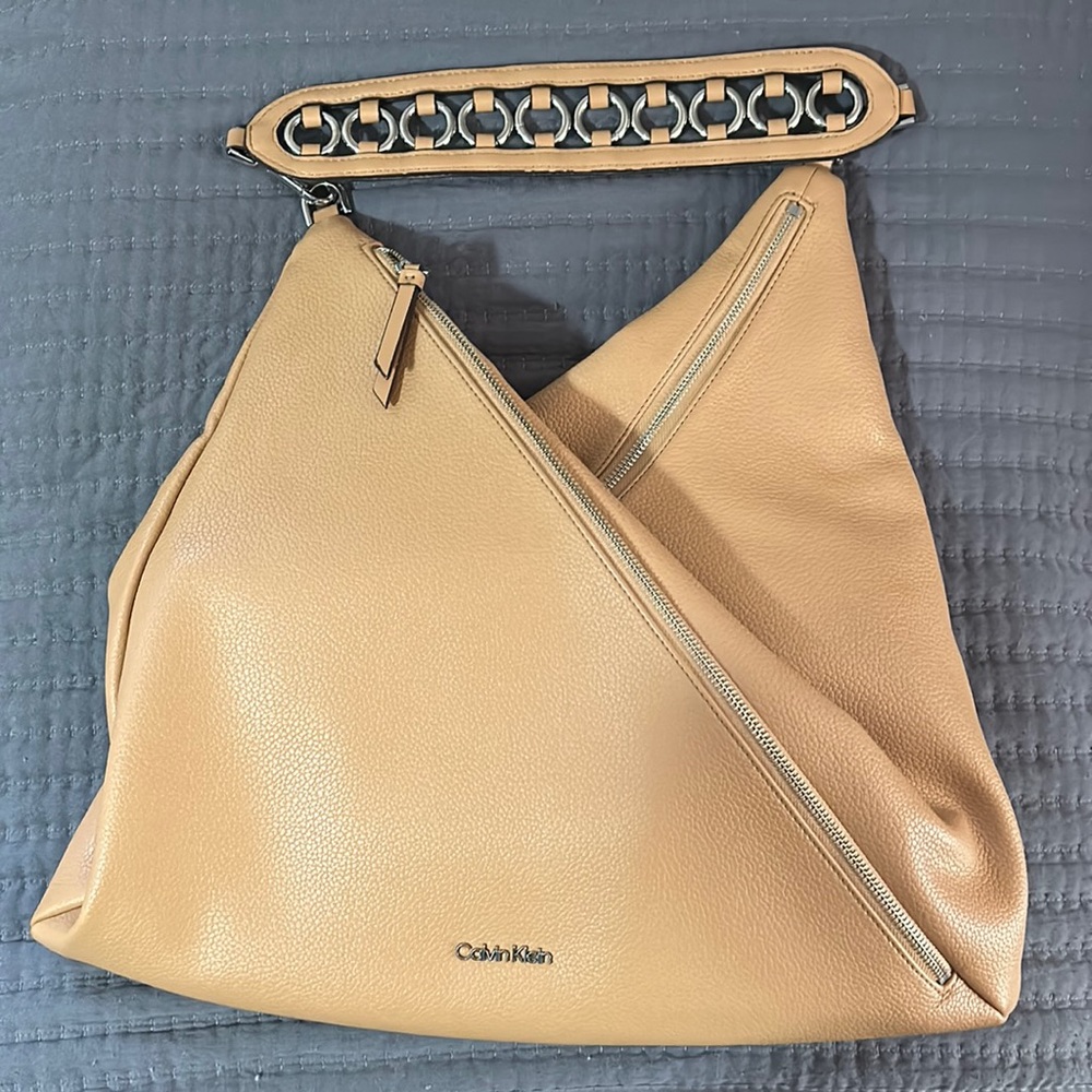 NWT Beautiful leather Calvin Klein hobo bag with crossbody strap